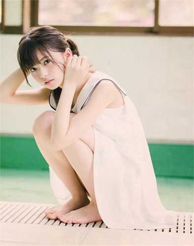 Asuka sinh ngày 10/8/1998, là người mẫu độc quyền của tạp chí CUTiE, một trong những tạp chí thời trang dành cho tuổi teen nổi tiếng nhất Nhật Bản.