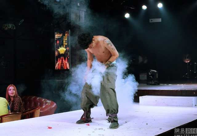 Vũ công nam cho pháo vào quần