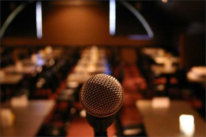 Diễn viên hài. Thực tế thì những diễn viên hài thường xuyên phải giữ được hình ảnh buồn cười đôi lúc phải hơi vô duyên trên sân khấu và điều này thường dễ dàng cho nam giới hơn khi phụ nữ thường phải giữ cho mình một chút 'duyên thầm'