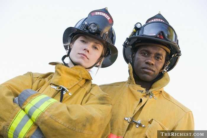 Lính cứu hỏa. Khá giống với nghề cảnh sát. Thêm vào đó, nghề lính cứu hỏa đòi hỏi sự luyện tập và ứng chiến nhanh nhạy, luôn luôn sẵn sàng cho tình huống bất ngờ. 