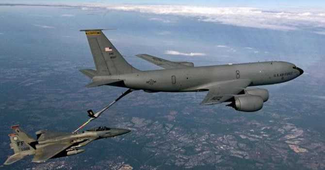 Các phi công thực hiện màn tiếp liệu trên không