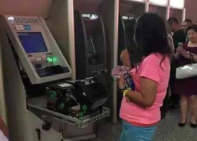 Người phụ nữ phá tan chiếc máy ATM bằng tay không ở Trường Xuân, Trung Quốc