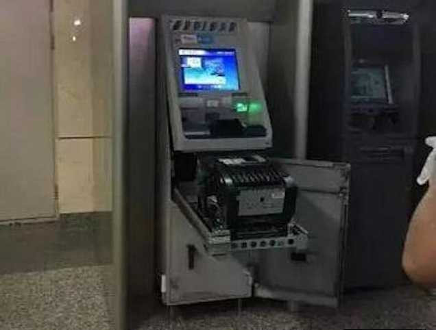 Máy ATM bị phá tan tành