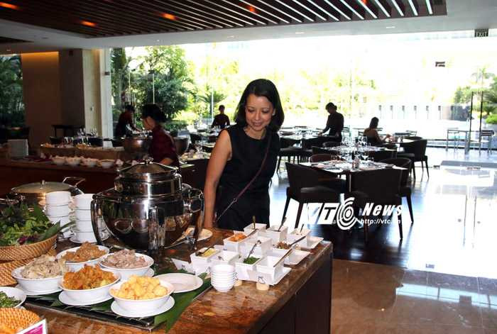 Đại diện Man City xem xét đồ ăn ở khách sạn