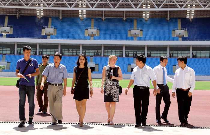 Đại diện Man City tranh thủ thưởng thức đặc sản Hà Nội