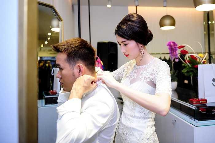 Đặng Thu Thảo say mê đọc những câu nói bất hủ của những người đẹp 'không tuổi' nổi tiếng thế giới được Lê Thanh Hòa sưu tầm và 'khoe' với bạn bè của mình tại sự kiện. 