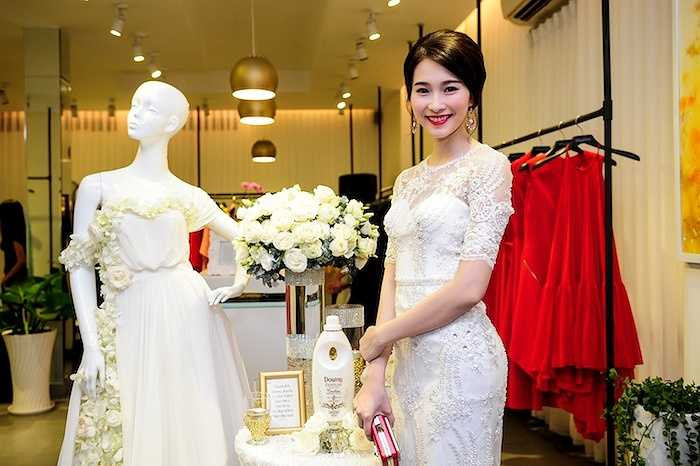 Hoa hậu cũng cho biết huyền thoại nhan sắc mà cô vô cùng ngưỡng mộ trên thế giới chính là nữ diễn viên Audrey Hepburn. Sự tinh tế trong cách lựa chọn trang phục và thần thái của một quý cô đã làm nên phong cách thanh lịch hiếm có của nàng Holly trong bộ phim kinh điển Bữa sáng ở Tiffany và nàng Ann trong Kỳ nghỉ lãng mạn. 