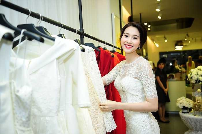 Đối với Đặng Thu Thảo, vẻ đẹp thanh lịch không chỉ đến từ cách chọn trang phục, trang điểm, hay phụ kiện mà còn từ cách lựa chọn cho mình một mùi hương, không quá đậm gắt và tự nhiên, thanh thoát tỏa ra từ quần áo, trang phục mới khiến cho người ta nhớ lâu.