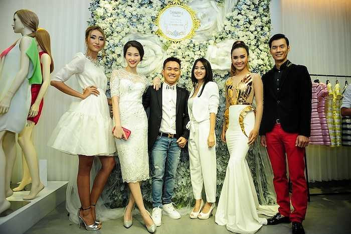 Đến chúc mừng cho nhà thiết kế ngoài Đặng Thu Thảo, Nhan Phúc Vinh còn có rất nhiều người đẹp, hoa hậu, diễn viên và báo giới. 