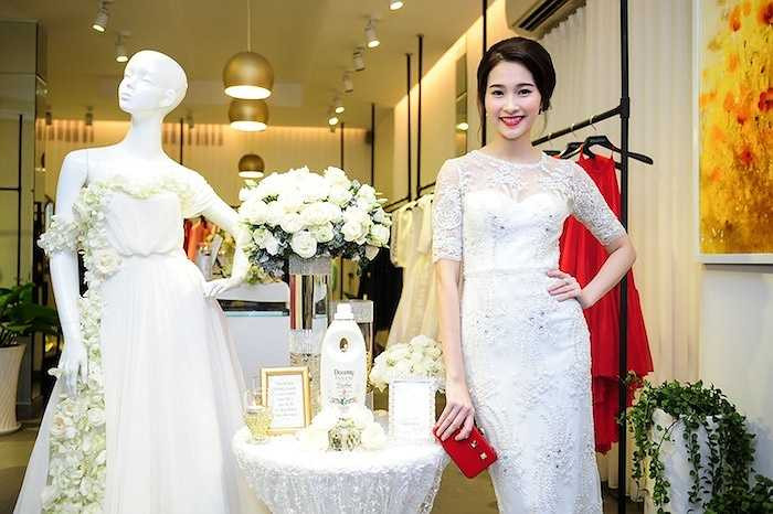 Cô diện chiếc đầm trắng thanh thoát, kín đáo và thu hút sự chú ý của mọi người bằng vẻ đẹp thuần khiết, mỏng manh nhưng không kém phần gợi cảm. 