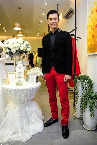 Chính nét đẹp này của hoa hậu Việt Nam 2012 đã là nguồn cảm hứng cho những thiết kế thanh lịch trường tồn với thời gian mà NTK Lê Thanh Hòa luôn theo đuổi và thể hiện trong những thiết kế của mình. 