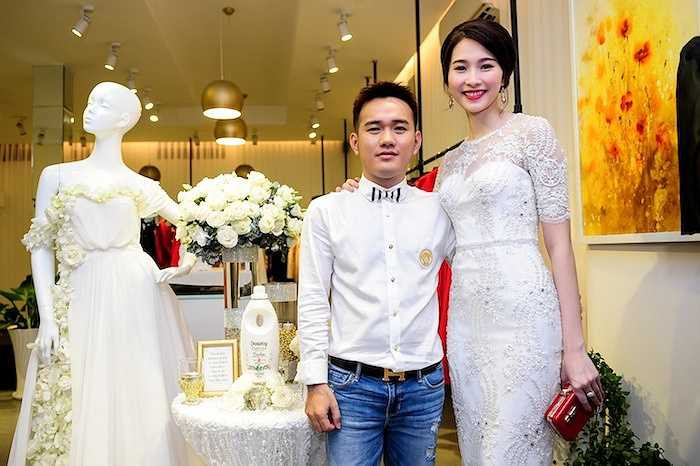 Bộ sưu tập ra mắt cửa hàng flagship store của NTK Lê Thanh Hòa đánh dấu chặng hành trình hơn 5 năm làm việc và cống hiến nghiêm túc cho thời trang, luôn mang lại vẻ đẹp quyến rũ, lanh lịch cho những người phụ nữ. 