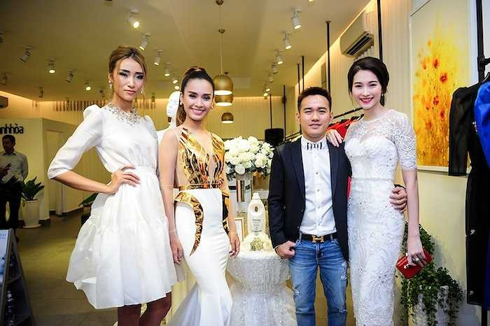 Lê Thanh Hòa được biết đến như một NTK của những loài hoa bởi đa phân vẻ đẹp và nguồn cảm hứng của anh xuất phát từ thế giới muôn màu của những loài hoa. 