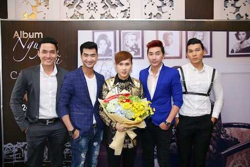 Rất nhiều bạn bè đến chúc mừng Nguyên Vũ.