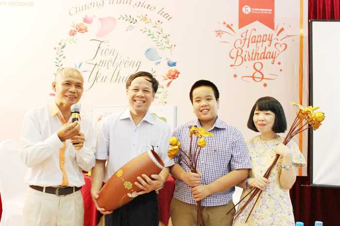 TS Đỗ Mạnh Hùng (Nhà sách Thái Hà) tặng quà cho gia đình Đỗ Nhật Nam.