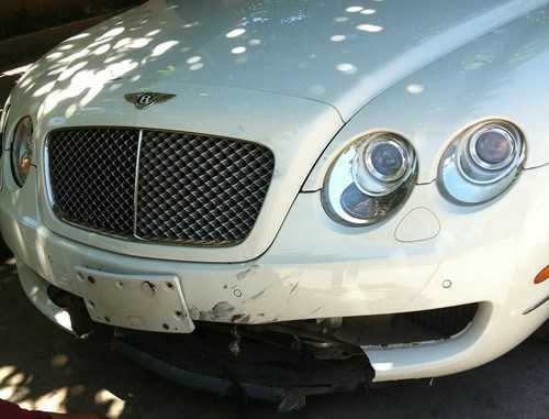 Hà Nội: Xế hộp tiền tỷ Bentley kéo lê xe máy trên phố