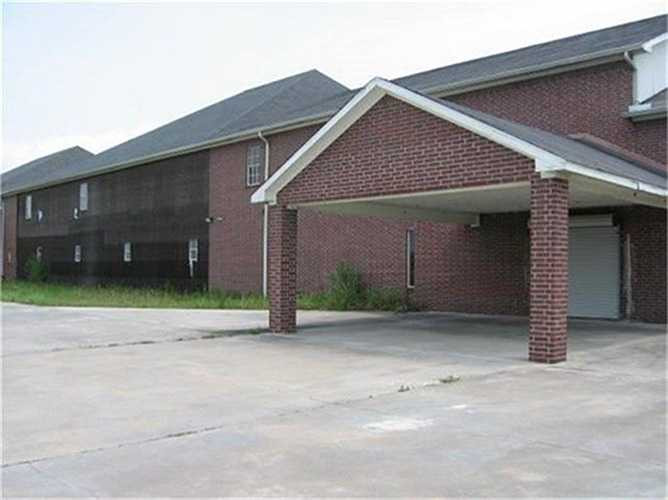 Căn biệt thự ma ám trải dài trên mảnh đất rộng hơn 5.500 m2, gồm có một garage chứa được 9 xe.