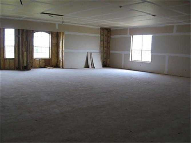 Mặc dù bên ngoài trông giống như một ngôi nhà hoàn chỉnh nhưng bên trong lại hoàn toàn khác hẳn bởi nó vẫn chưa hề có nội thất gì cả. 