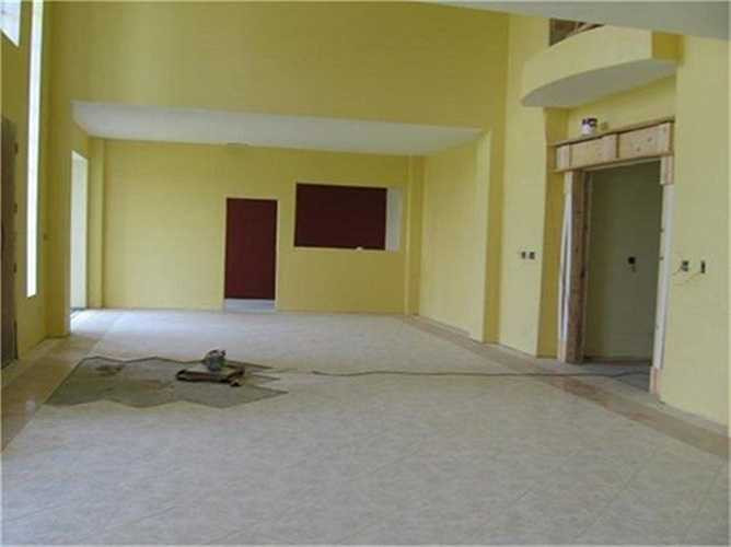 Có vẻ như ngôi nhà này đã bị bỏ dở khi đang trong quá trình xây dựng.