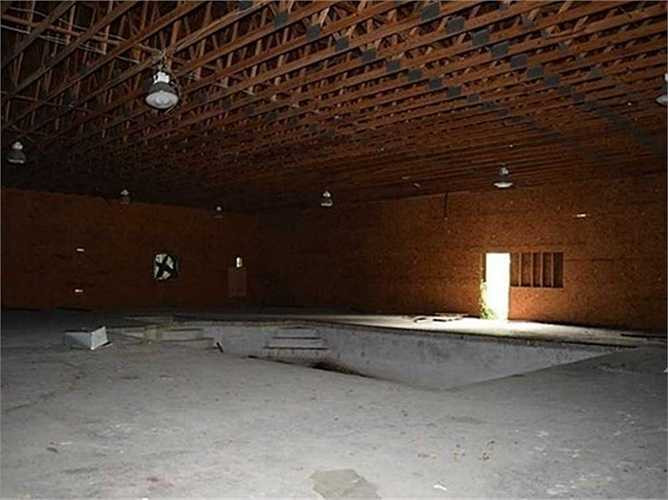 Có lẽ đây là khu vực hồ bơi đang xây dang dở.