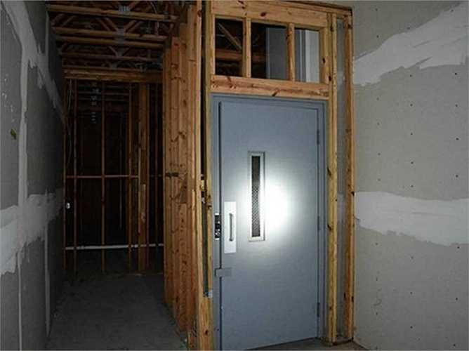 Ngôi nhà có hai tầng và một thang máy.