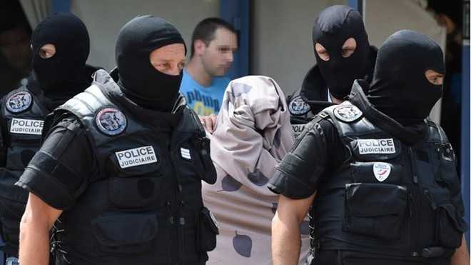 Cảnh sát đưa vợ của Yacine Sali rời nhà sau khi khám xét