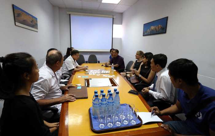 Đại diện Man City họp với ban giám đốc bệnh viện Việt Pháp