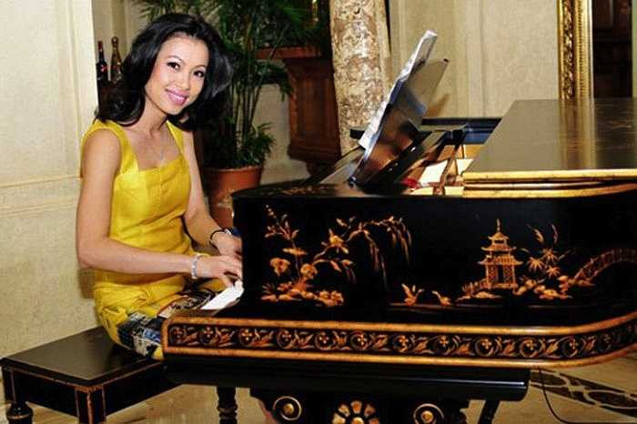 Ngô Mỹ Uyên rất tự hào về ngôi biệt thự lộng lẫy của mình.