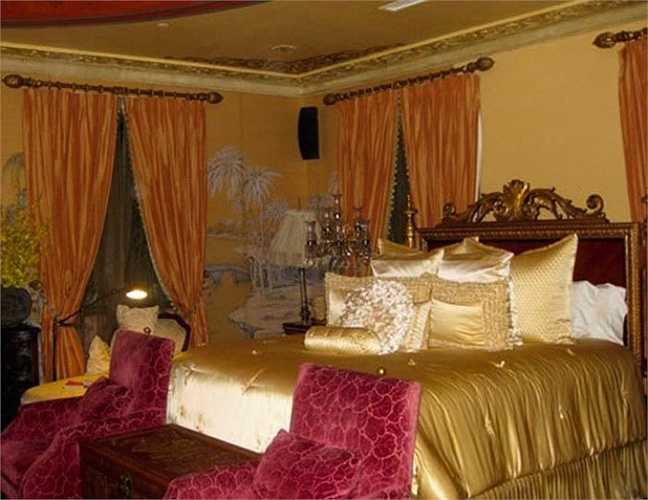 Phòng ngủ của cô lộng lẫy xa hoa.