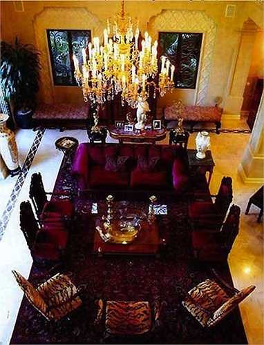 Trên trần nhà của phòng khách còn được dát vàng 24k.