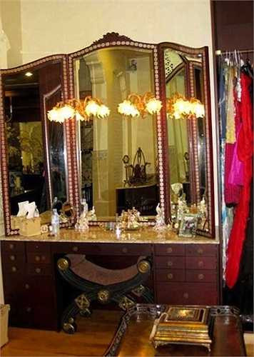 Bàn trang điểm cầu kỳ.