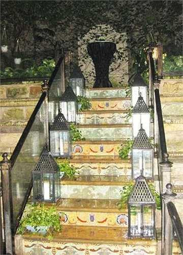 Cầu thang dẫn ra vườn cũng được bài trí đẹp mắt.