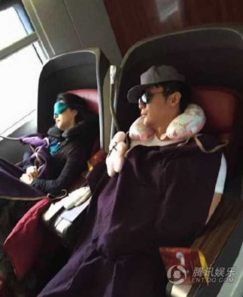 Cặp sao ngủ gục trên chuyến tàu tới Từ Châu (Trung Quốc). Một hình ảnh đời thường giản dị hiếm có của Phạm Băng Băng bên người yêu.