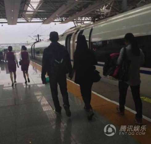 Lý Thần và Phạm Băng Băng nắm tay đi dạo không ngại phóng viên bám theo.