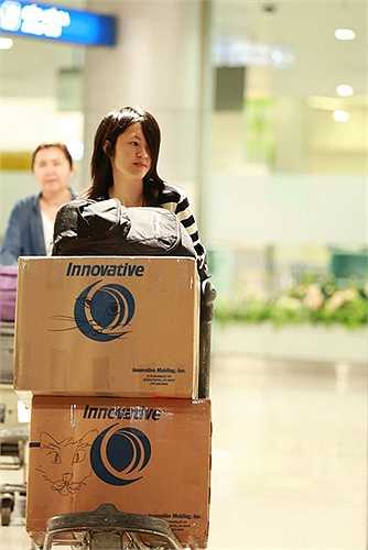 Sau lần trở về Việt Nam vào tháng 7 năm ngoái, vợ chồng nhạc sĩ - ca sĩ Phương Thảo, Ngọc Lễ cùng 2 con gái là bé Na, bé Nấm đã đáp chuyến bay từ Mỹ về Việt Nam để thực hiện liveshow Dấu ấn