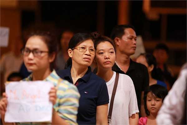 Chuyến bay quá cảnh từ Hồng Kông và đáp xuống sân bay Tân Sơn Nhất lúc 0h5 phút nhưng hơn một tiếng sau, cả hai mới hoàn tất thủ tục. 