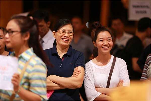 Chị gái và cháu gái của nhạc sĩ Ngọc Lễ cũng ra đón ở sân bay từ 11h khuya và thấp thỏm chờ đợi suốt hơn 2 tiếng đồng hồ. 