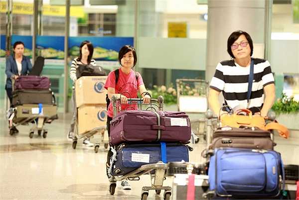 Cả hai bé tỏ ra khá tự lập và chủ động, không phải nhờ bố mẹ phụ giúp trong việc bê đỡ hành lý. 