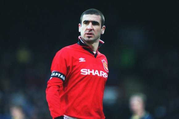 Eric Cantona với cổ áo dựng đứng