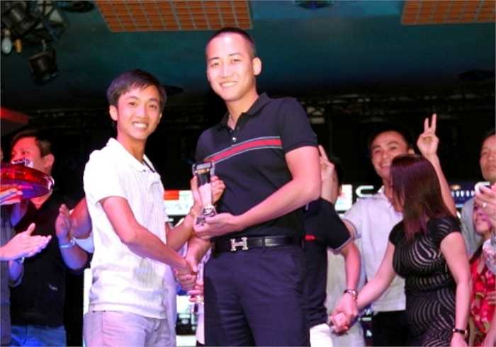 Đỗ Bình Dương chụp ảnh cùng Cường đô la tại Hành trình siêu xe 2011 