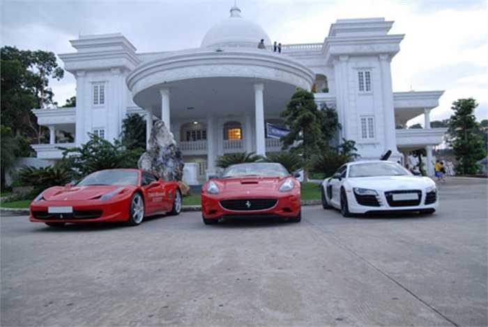 Siêu xe Ferrari California (giữa) của Bình Dương cùng đoàn siêu xe Hà Nội khuấy động đảo Tuần Châu đầu năm 2011. 