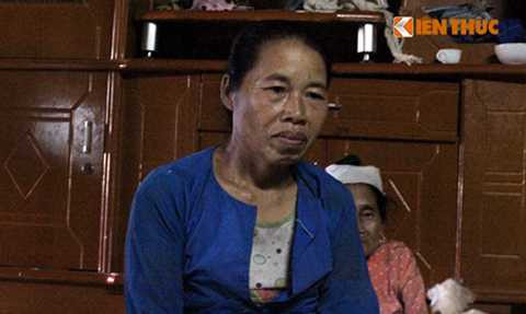 Vợ góa, run rẩy, giây phút, con trai, đâm chết, người chồng, gào thét