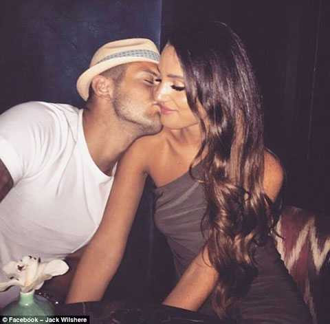 Đi cắt tóc, sao Arsenal yêu luôn con gái thợ cạo