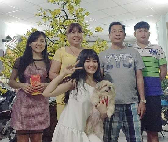 Kiều Trinh là con thứ 2 trong một gia đình có 5 thành viên. Cô bạn may mắn thừa hưởng nhiều nét đẹp từ mẹ. Cô cho biết, ở nhà, ba là người yêu thương và cưng chiều Trinh nhất. Cả gia đình đều có chung sở thích đi du lịch và khám phá những miền đất mới.