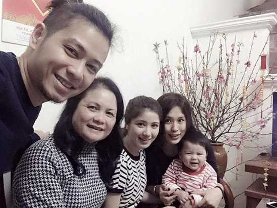 An Japan thường xuyên chia sẻ những khoảnh khắc hạnh phúc của gia đình lên trang cá nhân. Bố An qua đời khi cô mới tròn 3 tuổi, mẹ là người chăm sóc, nuôi nấng cô trưởng thành. Dù công việc bận rộn thế nào, hot girl Hà Thành cũng dành nhiều thời gian bên người thân. 