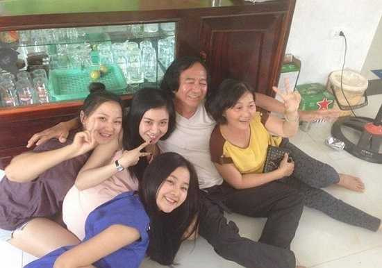 Không giống những hot girl khác, người mà Tam Triều Dâng yêu thương và gắn bó nhất trong gia đình chính là chị hai. Cô bạn bật mí: 'Từ ngày mình lên Sài Gòn, chị hai là người chăm sóc, lo lắng từng bữa ăn, giấc ngủ. Chị giống như người mẹ thứ 2 của mình vậy'. 