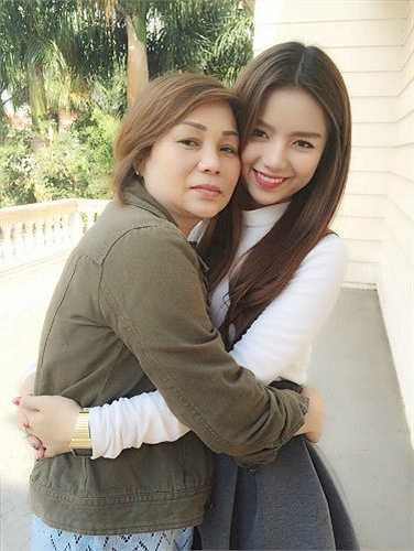 Cũng giống như Hà Min, ngôi sao thời trang Hạ Anh là con út trong gia đình có 4 anh chị em. Cô bạn được cha mẹ yêu thương, chiều chuộng từ nhỏ. Hot girl Sài thành tâm sự, dù cuộc sống có khó khăn đến nhường nào, mỗi khi nhắc đến hai tiếng 'gia đình', cô như được tiếp thêm sức mạnh, vượt qua mọi thử thách trong cuộc sống.