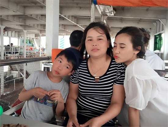 Gia đình Thúy Kiều có hai chị em, cô là con gái trưởng. Thúy Kiều cho biết, gia đình luôn là chỗ dựa vững chắc cho cả hai chị em. 'Các thành viên trong nhà đều có chung sở thích là ăn uống và du lịch. Mình mong muốn sau khi học xong sẽ có việc làm ổn định, kinh tế khá, để cùng bố mẹ và em trai đi đến nhiều vùng đất mới' - hot girl chia sẻ.