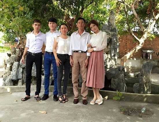 Lily Luta quây quần bên bố mẹ và 2 em trai. Sống xa nhà hàng trăm cây số, tuy nhiên vào các dịp lễ, Tết, cô bạn và các em luôn có mặt đông đủ.