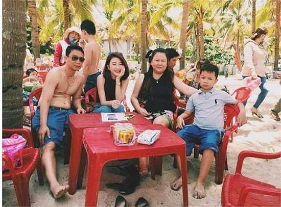 Hình ảnh hạnh phúc bên người thân của Quỳnh Anh Shyn trong một chuyến du lịch tại Đà Nẵng nhận được hơn 20.000 lượt yêu thích từ cộng đồng mạng. Trong gia đình, Quỳnh Anh được mẹ yêu chiều và quan tâm. Dù đi sự kiện hay đóng quảng cáo, mẹ của Quỳnh Anh là người đồng hành, chăm sóc cô.